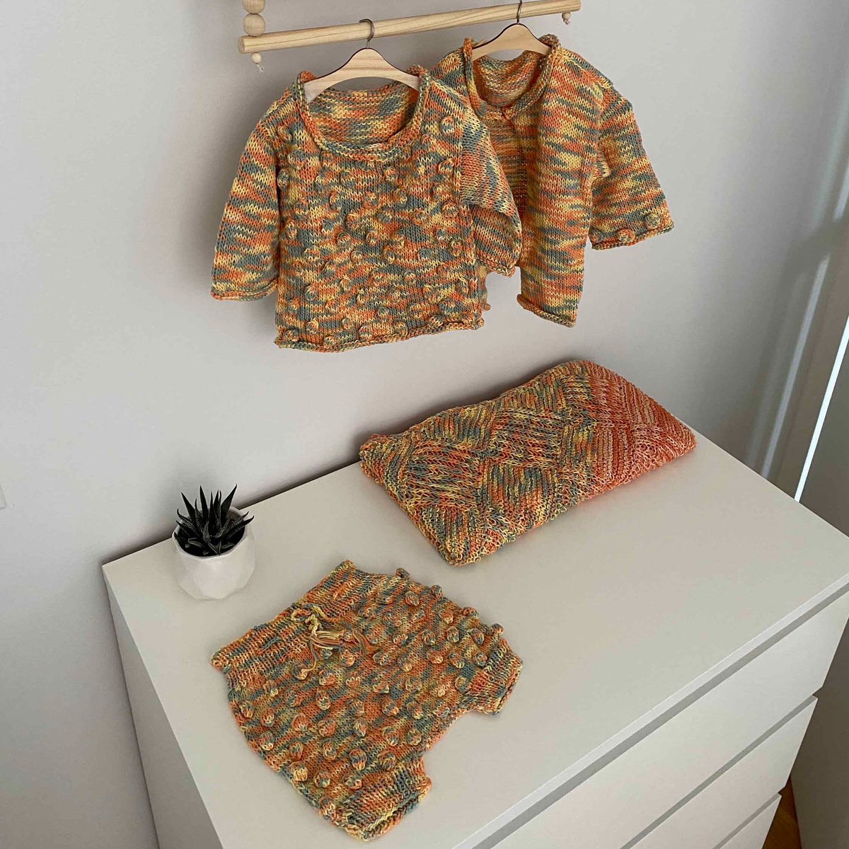 Elia Baby Cardigan, Sweater, Shorts and Blanket Set - Orange / Green